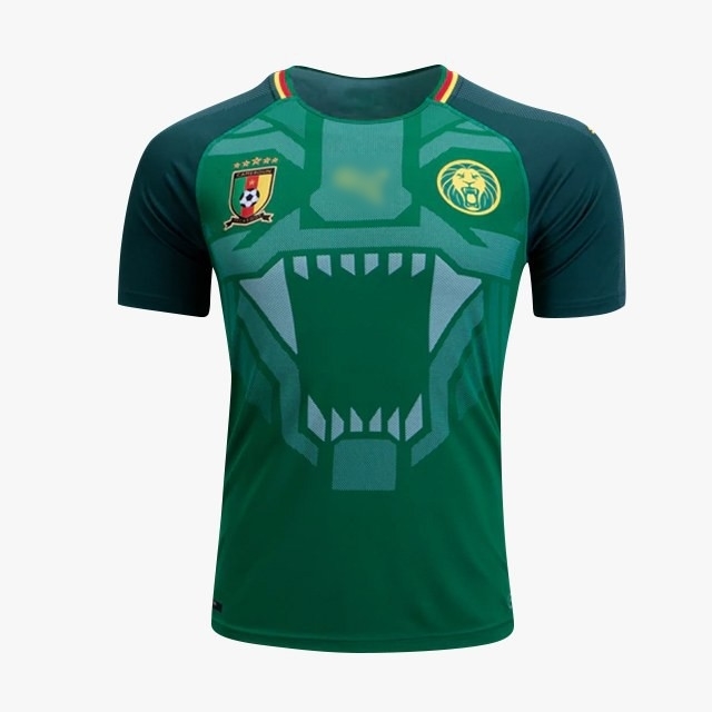 
Không quá khó để nhận ra ý thông điệp được gửi gắm qua thiết kế áo của đội tuyển Cameroon. Hình tượng một con sư tử đang giương nanh thị uy, toát lên tinh thần kiên quyết dành phần thắng cùng ý chí chiến đấu không khuất phục của đội tuyển.