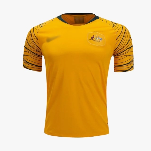 
Cuổi cùng là trang phục của đội tuyển Úc, nó không chỉ là sắc vàng được lựa chọn ngẫu nhiên mà còn có hẳn 1 câu chuyện. Vào 13 năm trước, cựu cầu thủ bóng đá người Úc - Mark Viduka đã yêu cầu người hâm mộ biến sân vận động thành "biển vàng"....