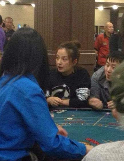 
Triệu Vy từng bị bắt gặp bên bàn Poker.