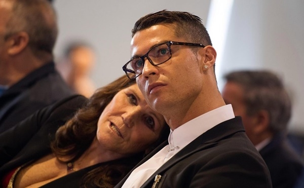 Cristiano vÃ  máº¹ mÃ¬nh.