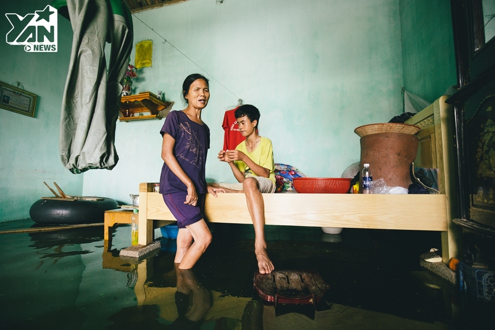 
Trong căn nhà của cô Nguyễn Thị Mài, sinh hoạt gần như bị đảo lộn