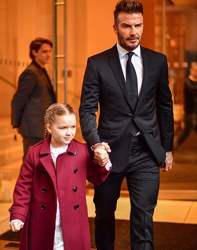 
Harper cùng bố đến dự buổi giới thiệu bộ sưu tập trang phục ứng dụng tại New York Fashion Week 2018 của Victoria Beckham.