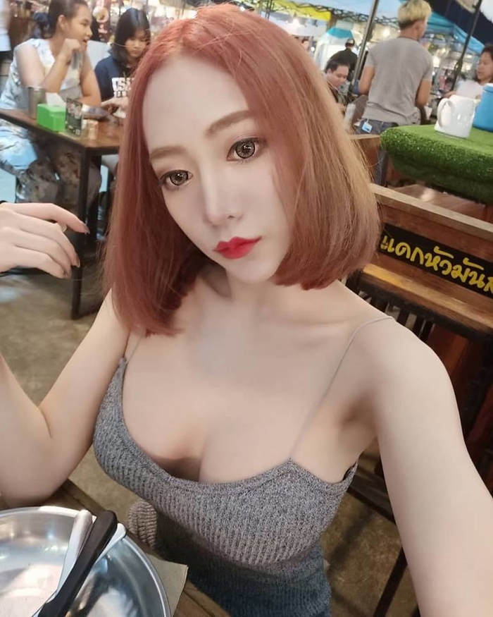Sinh ra và lớn lên tại Bangkok, Rky (tên thật Thitiworada Janjring) hiện đang là một trong những nhân vật thu hút được rất nhiều sự quan tâm của khán giả. Trời phú cho cô nàng 19 tuổi này một gương mặt xinh đẹp cùng vóc dáng không chê vào đâu được với số đo ấn tượng.Điều này giúp cho tên tuổi của Thitiworada Janjring bay cao như diều gặp gió. Và hiện tại, cô nàng được xem là một trong những hot girl, người mẫu "hot" nhất xứ sở Chùa vàng. Sinh ra và lớn lên tại Bangkok, Rky (tên thật Thitiworada Janjring) hiện đang là một trong những nhân vật thu hút được rất nhiều sự quan tâm của khán giả. Trời phú cho cô nàng 19 tuổi này một gương mặt xinh đẹp cùng vóc dáng không chê vào đâu được với số đo ấn tượng.Điều này giúp cho tên tuổi của Thitiworada Janjring bay cao như diều gặp gió. Và hiện tại, cô nàng được xem là một trong những hot girl, người mẫu "hot" nhất xứ sở Chùa vàng.
