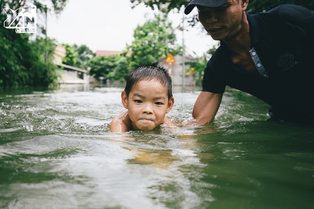 Chùm ảnh: Người dân Hà Nội vật lộn với cảnh thiếu nước, không điện do ngập lụt đã hơn 1 tuần nay