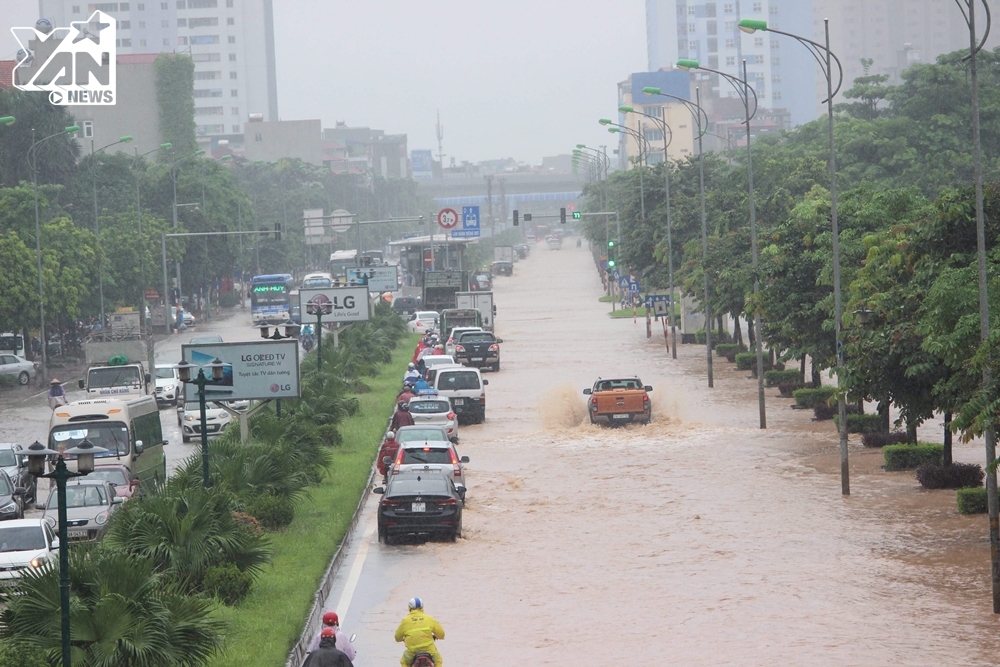 
Tại đại lô Thăng Long và đường Lê Trọng Tấn trong sáng nay cũng xảy ra tắc đường cục bộ do mưa lớn