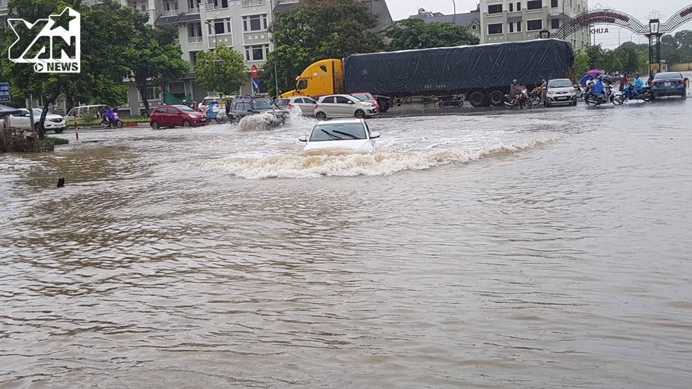 
Nước ngập sâu đến nỗi chiếc xe ô tô gần như bị nước "nhấn chìm"