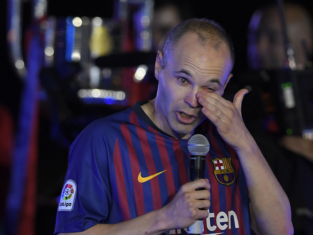 
Cả Iniesta lẫn các CĐV của Barca đều rơi nước mắt trong buổi lễ tri ân.