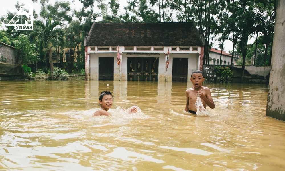 Sau gần 1 tuần ngập lụt, người dân Hà Nội vẫn 