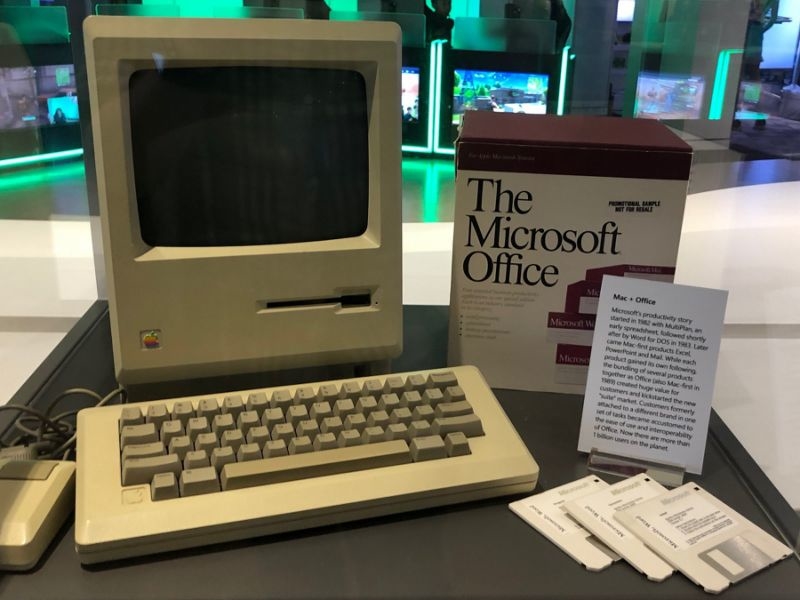 ​Sự thật là, Microsoft ngày nay có thể đã không tồn tại nếu không có mẫu Apple Macintosh đột phá, máy tính dành cho đại chúng đầu tiên có giao diện đồ họa người dùng (GUI).