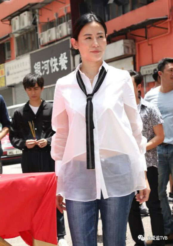 
Tại sự kiện ra mắt, Tuyên Huyên ăn mặc đơn giản