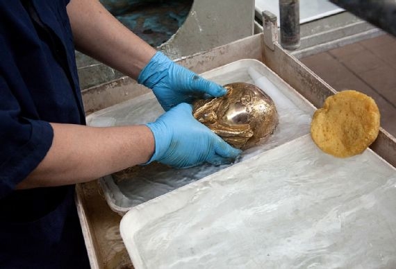 
Sau khi được mạ vàng xong, chiếc cúp sẽ được rửa lại kỹ càng bằng nước cất tinh khiết.
