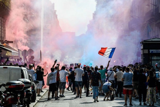 Chùm ảnh: Các CĐV Pháp tại quê nhà ăn mừng chức vô địch World Cup sau 20 năm