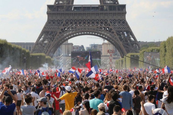 
Tháp Eiffel cũng là một nơi để các CĐV Pháp tụ tập ăn mừng.