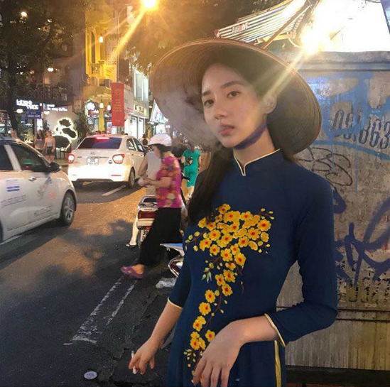 
Hình ảnh được đăng tải trên instagram cá nhân của Han Seo Hee. Trong ảnh, tay phải cô đang cầm điếu thuốc, đồng thòi miệng cô cũng đang nhả khói thuốc.