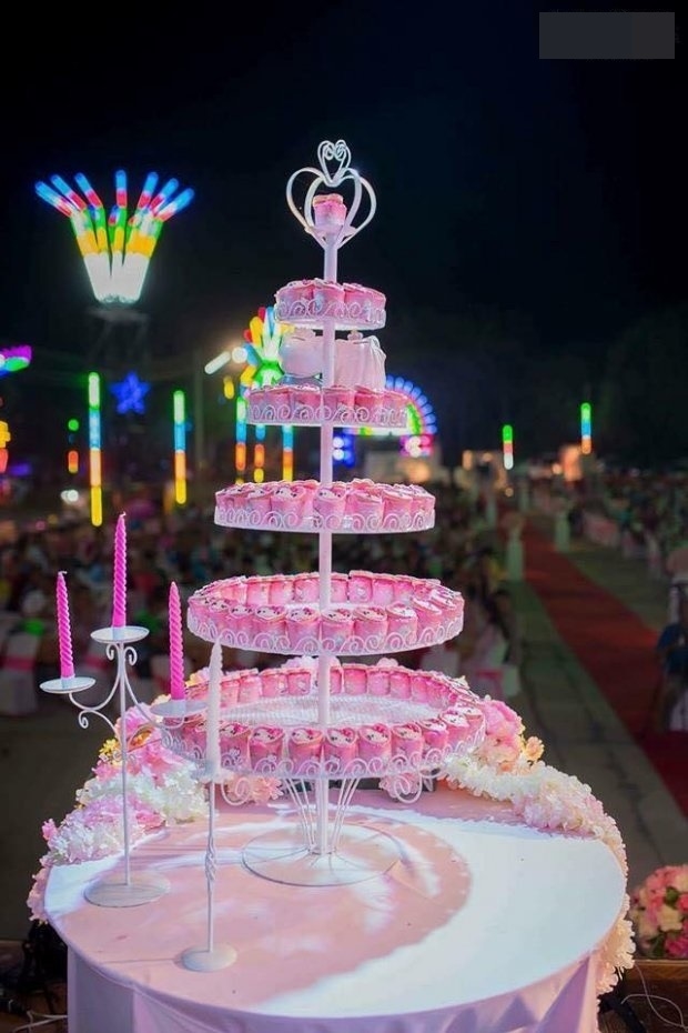 
Chiếc bánh cưới nhiều tầng cũng như được biến hóa thành chú mèo huyền thoại Hello Kitty
