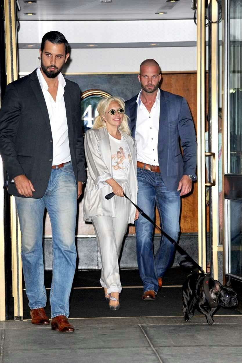 ​Thật may vì hai anh vệ sĩ phong trần đi cùng Lady Gaga đã phần nào khiến cô bớt “le lói” trong bộ dạng dị hợm thường thấy.