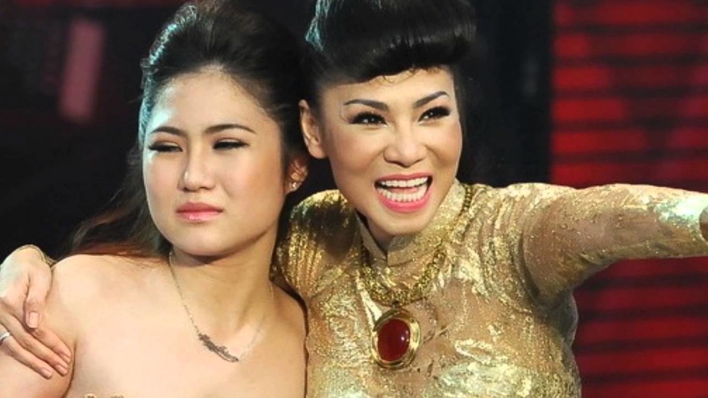 
Thu Minh và Hương Tràm trong giây phút đăng quang xúc động tại The Voice 2012. 