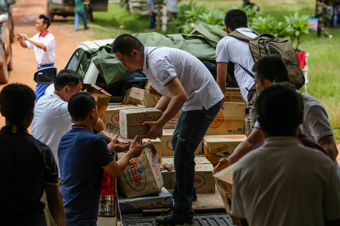 
Rất nhiều nhu yếu phẩm đã được chuyển tới để hỗ trợ người dân Lào