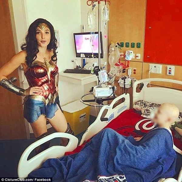 
Những đứa trẻ chưa trải sự đời đã phải từng ngày từng giờ chống chọi với cơn đau cũng đã nén nước mắt nhoẻn miệng mỉm cười khi "Wonder Woman" Gal Gadot bất ngờ ghé thăm.