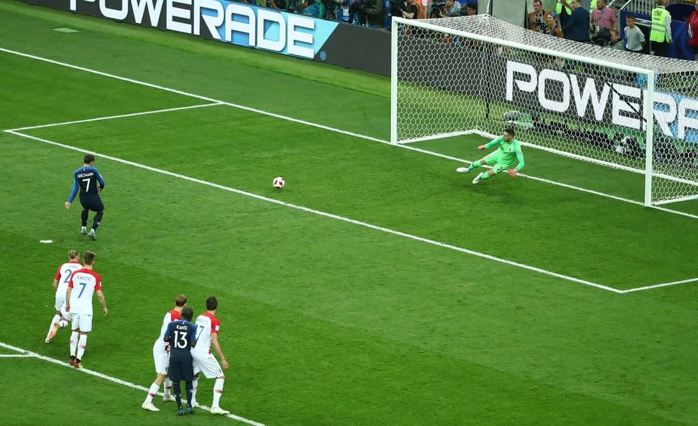 
Antoine Griezmann thực hiện thành công quả đá 11m giúp tuyển Pháp có lợi thế dẫn bàn 2-1 trước Croatia ngay trước khi hiệp 1 khép lại.