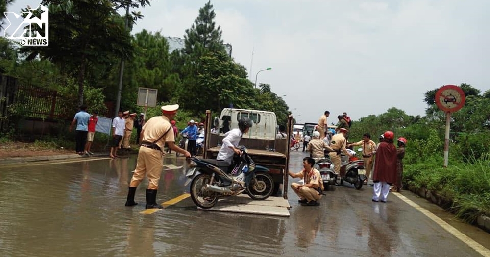 
Đại tá Đào Vịnh Thắng - TP CSGT chỉ đạo giúp đỡ người dân qua điểm ngập lụt