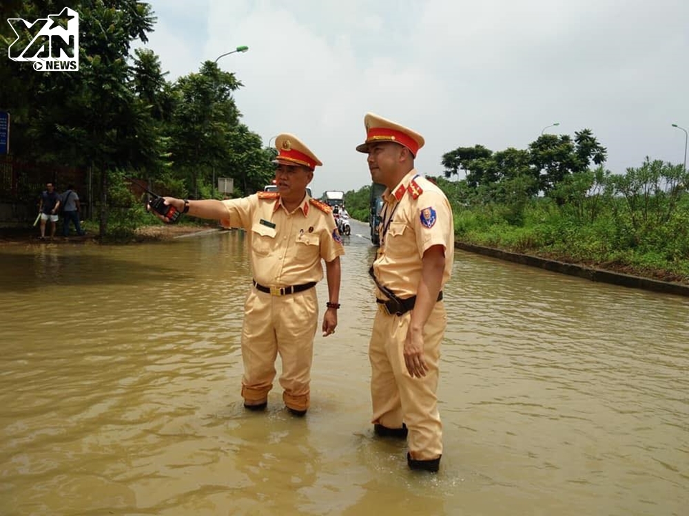 
Các chiến sĩ CSGT xuống đường giúp đỡ người dân