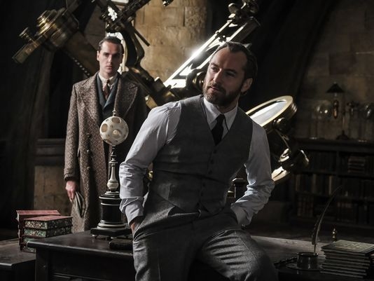 Nam diễn viên cũng nhấn mạnh một lần nữa rằng, vấn đề giới tính của Dumbledore cũng sẽ không được nhắc đến trong phim.