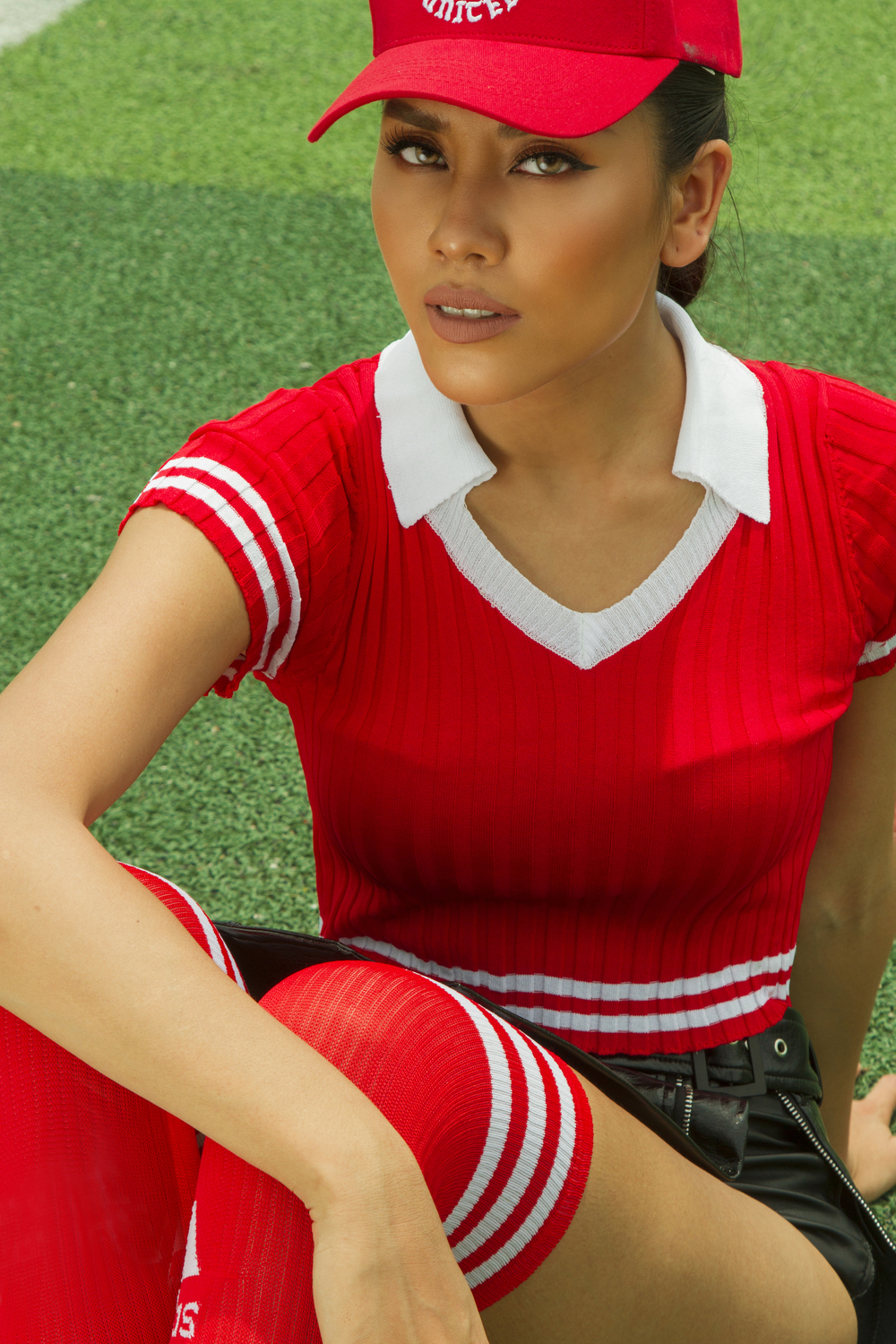 
Với bộ cánh gam màu đỏ chủ đạo này, Nguyễn Thị Loan như nổi bật trên nền cỏ xanh, những họa tiết sọc không chỉ toát lên được hết tinh thần World Cup mà còn khoe trọn dáng nuột nà và đáng ghen tị của mỹ nhân.