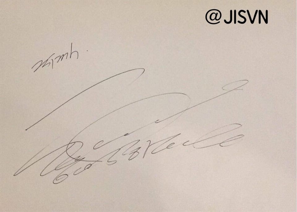 
Một fan may mắn, xin được chữ ký của Jo In Sung.