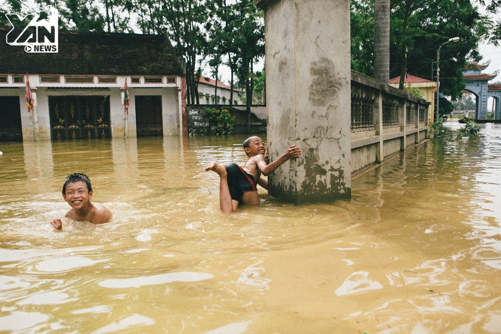 
Giây phút đám trẻ con trong thôn Bùi Xá nô đùa dưới dòng nước