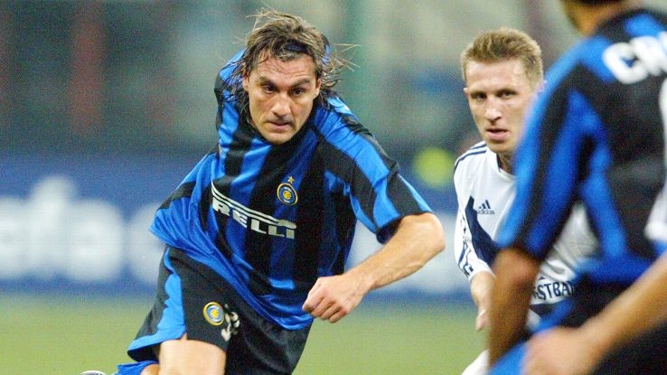 
Vieri là một trong những tiền đạo nổi danh nhất của bóng đá xứ sở mỳ ống. 'Bò mộng' từng thi đấu cho Juventus và AC Milan nhưng chỉ trong một mùa giải duy nhất và cũng kịp đoạt 1 chức vô địch scudetto với Juventus. Inter Milan là CLB Vieri gắn bó lâu nhất tới tận 6 năm. Tuy nhiên, anh chỉ có được 1 danh hiệu Coppa Italia.