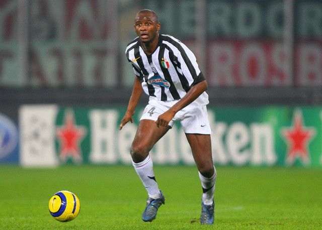 
Một trong những nhân tố then chốt của chức vô địch vô tiền khoáng hậu của Arsenal cũng từng có khoảng thời gian thi đấu tại Serie A trong màu áo của Juve - Inter - AC Milan. Trước khi chuyển sang thi đấu cho Arsenal vào mùa giải 1996, Patrick Viera đã có 5 lần ra sân cho AC Milan. Sau đó, tiền vệ người Pháp đầu quân cho Juventus nhưng chỉ trụ lại 1 năm và ra đi sau khi "Lão bà thành Turin" rớt hạng vì Calciopoli. Viera sau đó "tháo chạy" sang Inter Milan và thi đấu tại đây đến năm 2010.