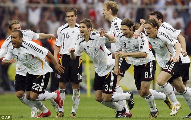 
Với mục tiêu giành chức vô địch thế giới ngay trên sân nhà, ĐT Đức khởi đầu World Cup 2006 với 3 trận toàn thắng ở vòng bảng và chễm chệ bước vào vòng đấu knock-out. Sau khi vượt qua Thụy Điển, người Đức tiếp tục đánh bại Argentina trên chấm phạt đền để góp mặt tại bán kết. Mặc dù vậy, đoàn quân của HLV Jurgen Klinsmann đã phải chấp nhận thất bại với tỉ số 0-2 trước một ĐT Ý quá xuất sắc ở thời điểm đó. Ở trận tranh hạng 3, ĐT Đức đã xuất sắc đánh bại ĐT Bồ Đào Nha để giành chiếc HCĐ trong sự tiếc nuối lớn của NHM.
