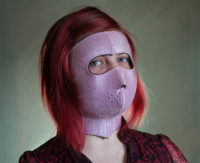 
Chiếc mặt nạ kín mặt này có công dụng là giúp xóa bỏ nếp nhăn trên khuôn mặt, tuy nhiên trông nó có vẻ hơi đáng sợ thì phải.
