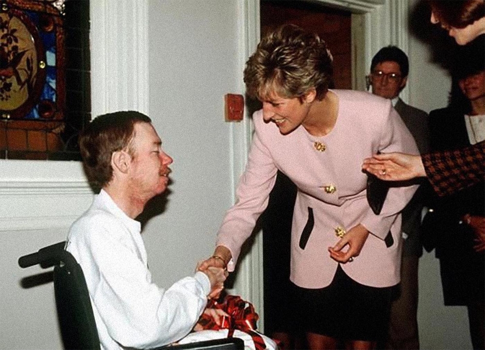 Ảnh chụp công nương Diana và chuyến viếng thăm đến bệnh viện Casey House dành cho bệnh nhân AIDS ở Toronto, Canada vào 25/10/1991. Bà không hề e ngại khi tay trần chạm vào các bệnh nhân ở đây.