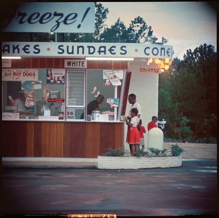  Bố con người da màu mua kem ở một gian hàng biệt lập ở Alabama vào 1956. Đây là điểm nhạy cảm của nạn phân biệt chủng tộc ở Mỹ.