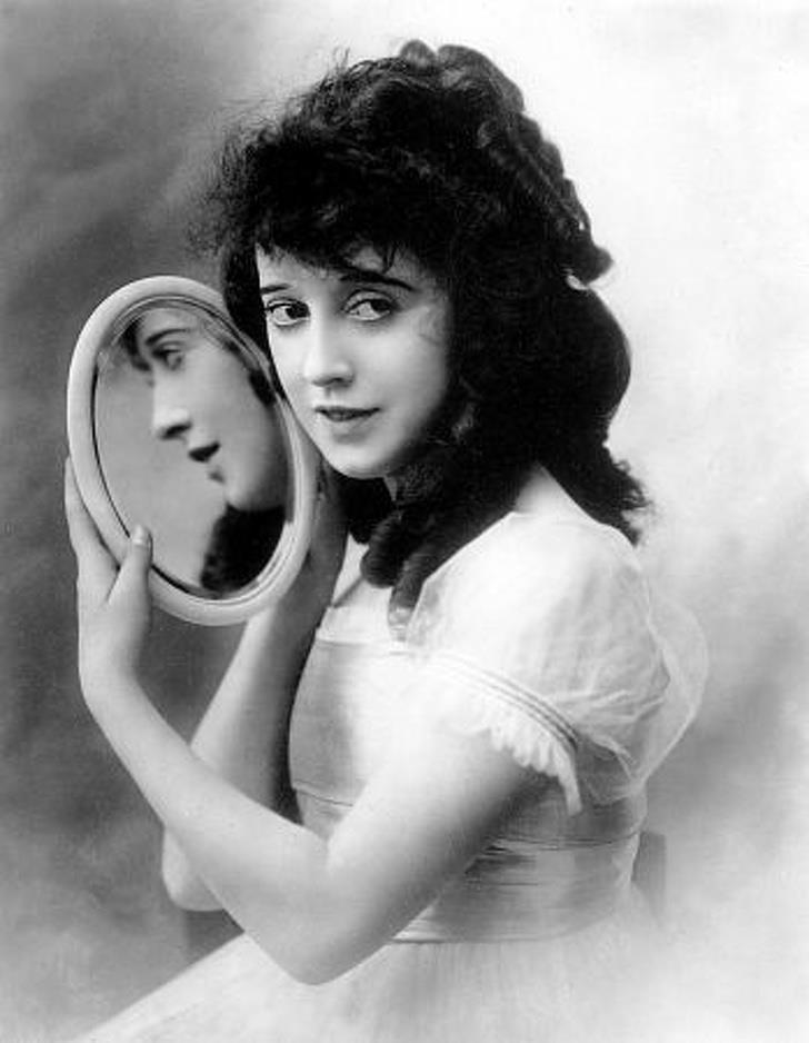 Mabel Normand là ngôi sao điện ảnh đầu tiên của thế giới hoa lệ này trong những năm 1980. Bà chính là người đã đưa Charlie Chaplin vào giới kinh doanh điện ảnh