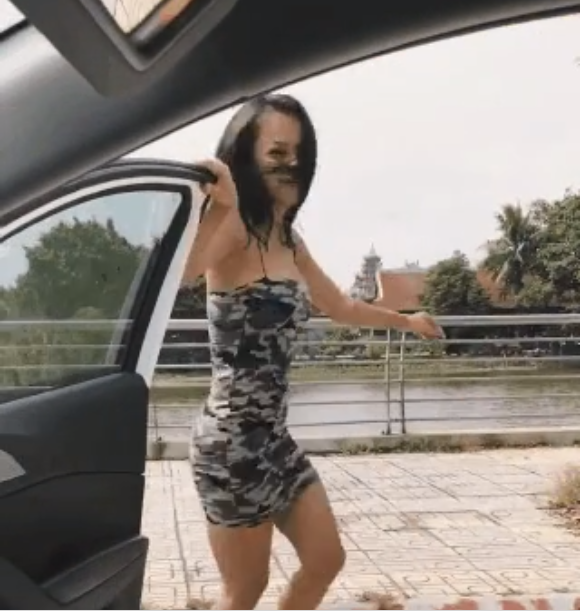 
DJ Tít nhảy múa bên cạnh chiệc xe không người lái đang di chuyển