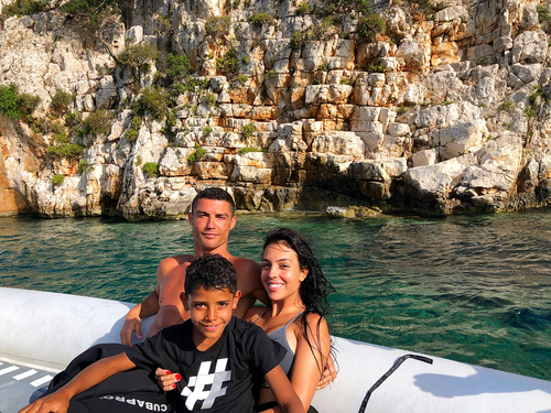 
Ronaldo đang tận hưởng kì nghỉ tại Hy Lạp với bạn gái và con trai. CR7 sẽ tiến hành kiểm tra y tế và ra mắt Juventus vào thứ hai tới.