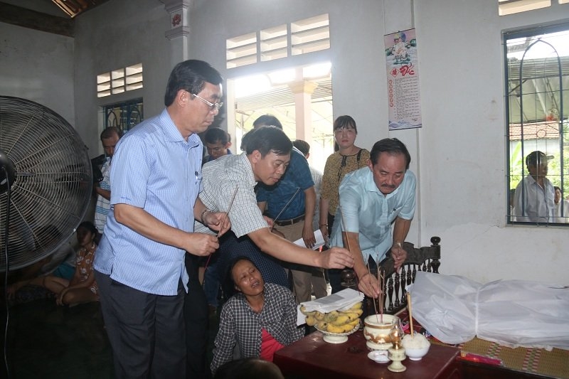 
Chủ tịch UBND tỉnh Quảng Trị Nguyễn Đức Chính (bìa trái) thắp hương chia buồn 