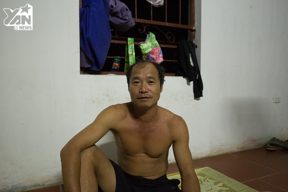 
Chú Nguyễn Trọng Phương cho biết nhà chú may mắn ở chỗ cao nên không bị nước ngập vào trong nhà