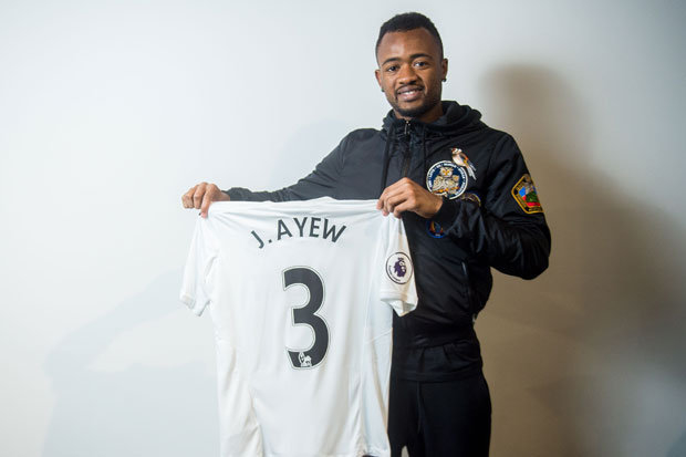 
Sau khi chuyển đến Swansea từ Aston Villa vào năm 2017, tiền đạo người Ghana Jordan Ayew đã quyết định lựa chọn chiếc áo số 3, số áo vốn dĩ dành cho một hậu vệ dù thi đấu ở vị trí... tiền đạo.