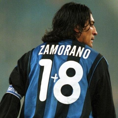 
Số áo "1+8" của Zamorano có lẽ là số áo "lạ" nhất trong lịch sử. Năm 1998, Roberto Baggio chuyển đến Inter Milan với điều khoản phải được mặc chiếc áo số 10. Tuy nhiên số áo này đang nằm trong tay Ronaldo "béo". Vì để "chiều lòng" Baggio, Ronaldo nhường chiếc áo số 10 của mình cho "đuôi ngựa thần thánh" và tiện thể lấy luôn chiếc áo số 9 của Zamorano. Đó là lý do số áo 18 có thêm dấu cộng ở giữa của Zamorano ra đời. 
