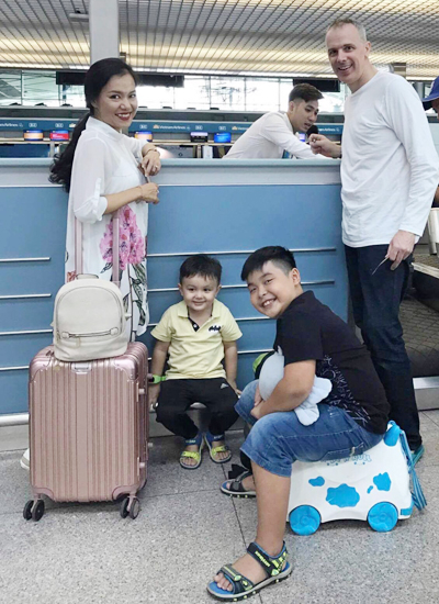 
Cả gia đình Lý Thanh Thảo có mặt tại sân bay để chuẩn bị đến Hà Lan. - Tin sao Viet - Tin tuc sao Viet - Scandal sao Viet - Tin tuc cua Sao - Tin cua Sao