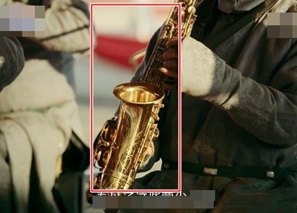 
...Thế mà trong ban nhạc biểu diễn chúc thọ Càn Long lai có kèn Saxophone.
