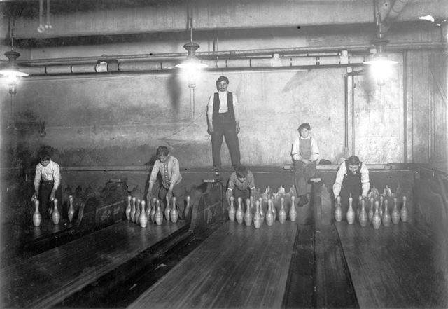 
Những cậu bé làm nghề xếp chai bowling, lúc 1 giờ sáng tại sân bowling Subway Bowling Alleys, New York.