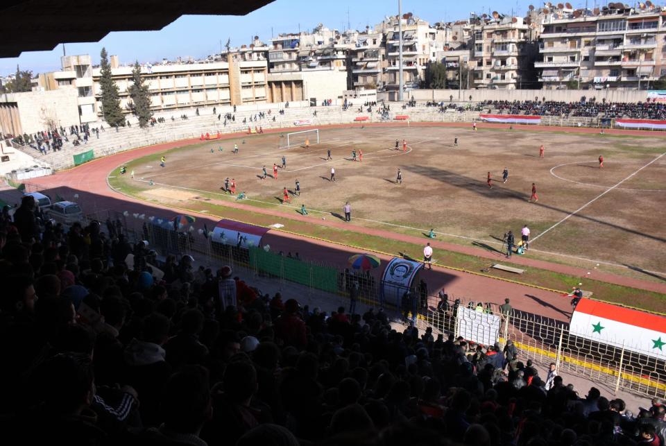 
Phía sau lưng là đống đổ nát, là đạn lạc nhưng tinh thần yêu bóng đá của người Syria vẫn vượt lên trên mọi nghịch cảnh