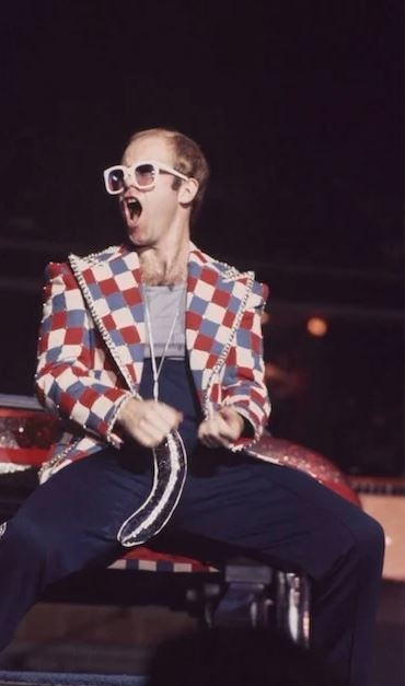 
Chiếc áo của Elton John dường như không bao giờ lỗi mốt