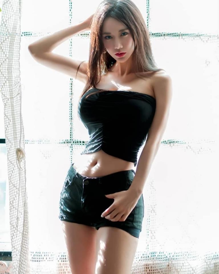 Với số đo 3 vòng tuyệt đối chuẩn xác, kèm với đó là vòng 1 cỡ lớn của mình đã giúp cô thu hút được ánh nhìn từ những người khác đặc biệt là cánh mày râu, một nhan sắc xinh đẹp cũng đã khiến biết bao thanh niên phải đổ gục. Với số đo 3 vòng tuyệt đối chuẩn xác, kèm với đó là vòng 1 cỡ lớn của mình đã giúp cô thu hút được ánh nhìn từ những người khác đặc biệt là cánh mày râu, một nhan sắc xinh đẹp cũng đã khiến biết bao thanh niên phải đổ gục.