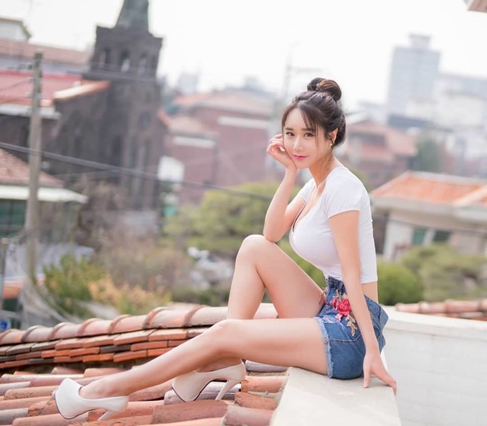 Với số đo 3 vòng tuyệt đối chuẩn xác, kèm với đó là vòng 1 cỡ lớn của mình đã giúp cô thu hút được ánh nhìn từ những người khác đặc biệt là cánh mày râu, một nhan sắc xinh đẹp cũng đã khiến biết bao thanh niên phải đổ gục. Với số đo 3 vòng tuyệt đối chuẩn xác, kèm với đó là vòng 1 cỡ lớn của mình đã giúp cô thu hút được ánh nhìn từ những người khác đặc biệt là cánh mày râu, một nhan sắc xinh đẹp cũng đã khiến biết bao thanh niên phải đổ gục.